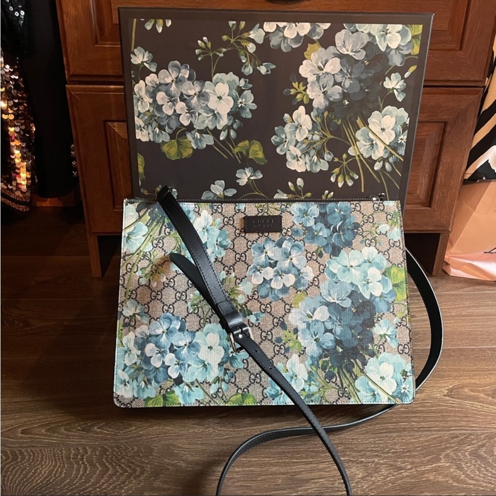 Gucci GG canvas monogram blue blooms crossbody clutch purse handbag